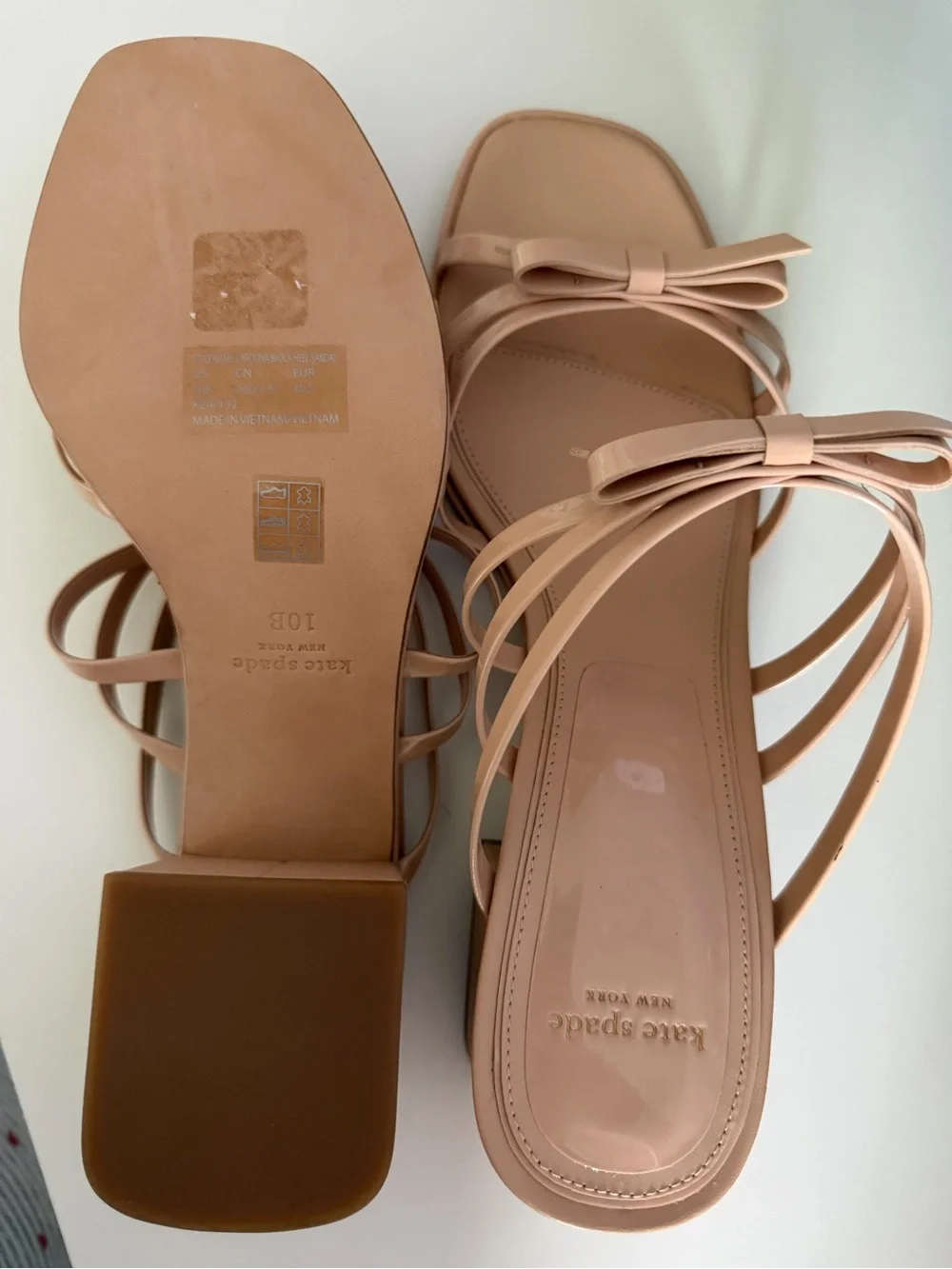 Kate Spade New York Carolina Beige Patent Leather Bow Sandals Size 10B